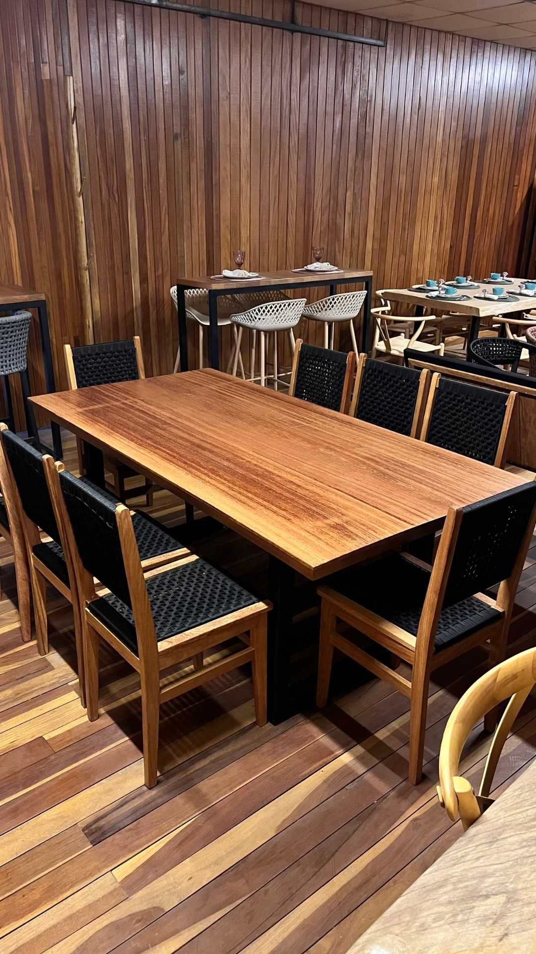 Mesa de jantar retangular em madeira maciça com seis lugares