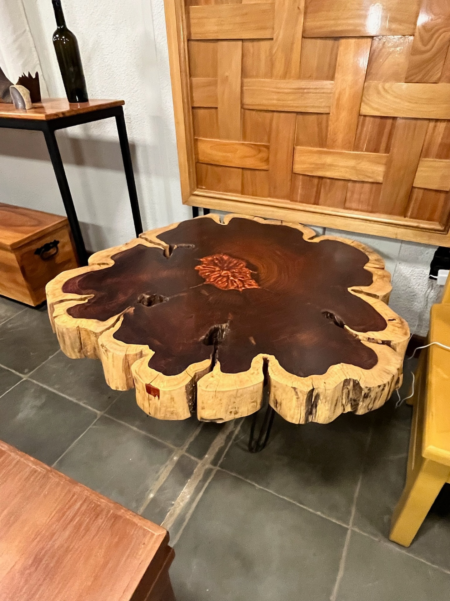 Mesa de centro escultural em madeira maciça com formato orgânico