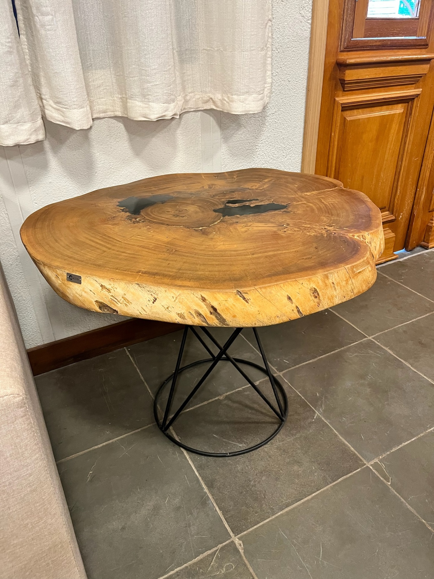 Mesa de centro bolacha de madeira nobre com base metálica