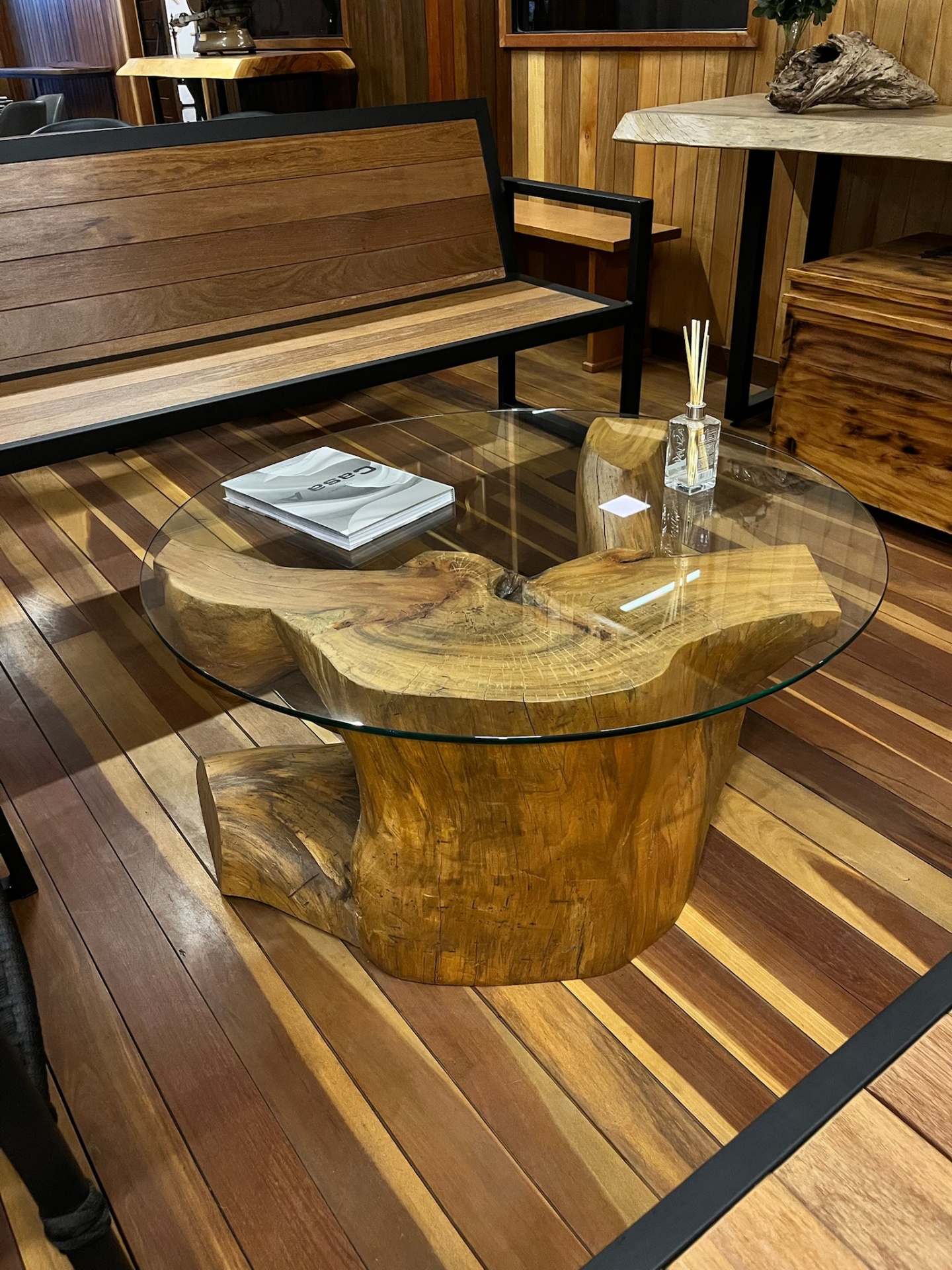 Mesa de centro rústica com base em tronco e tampo de vidro