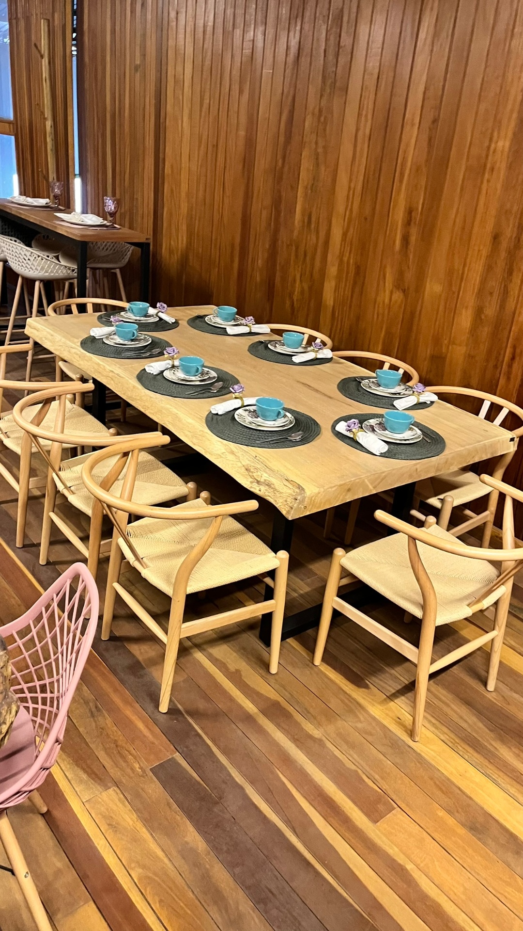 Mesa de jantar longa em madeira clara com borda orgânica
