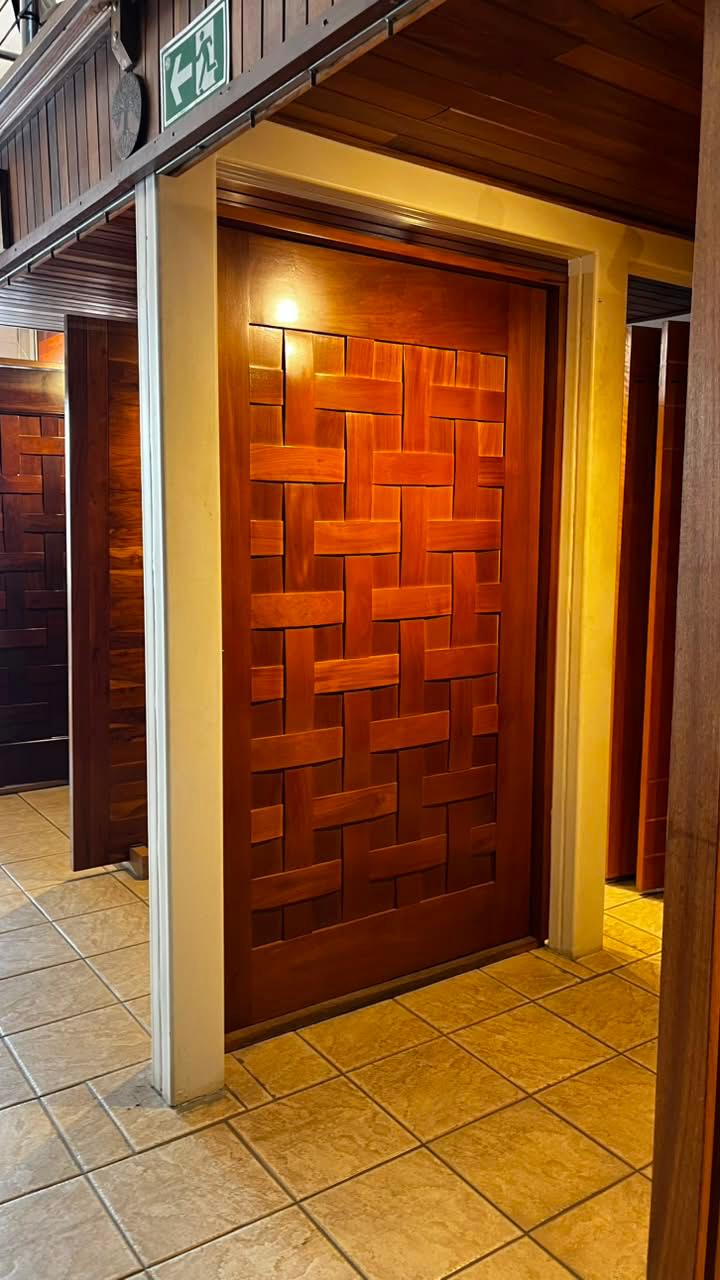 Porta com painel almofadado