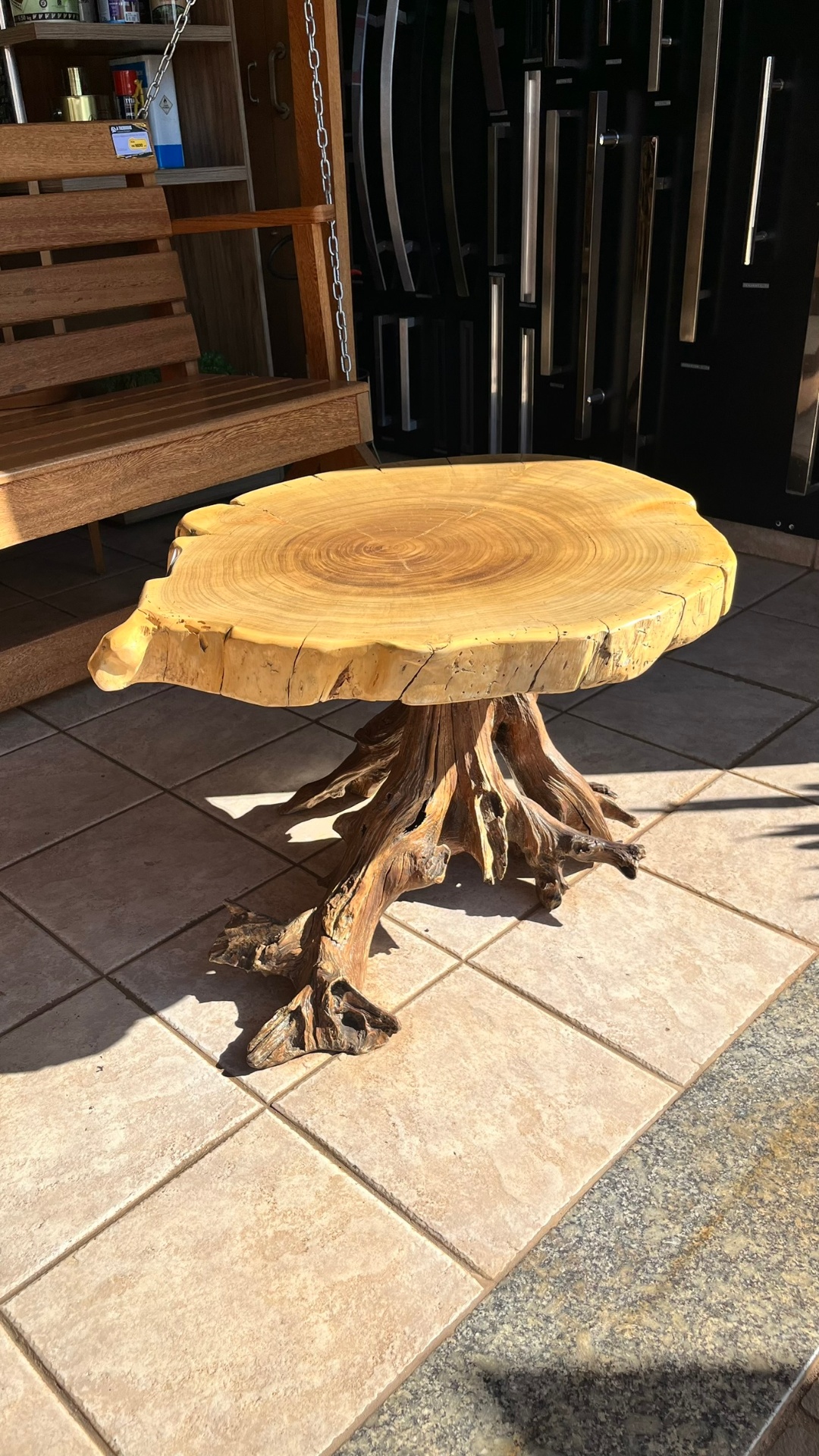 Mesa de centro em bolacha de madeira com base em raiz natural