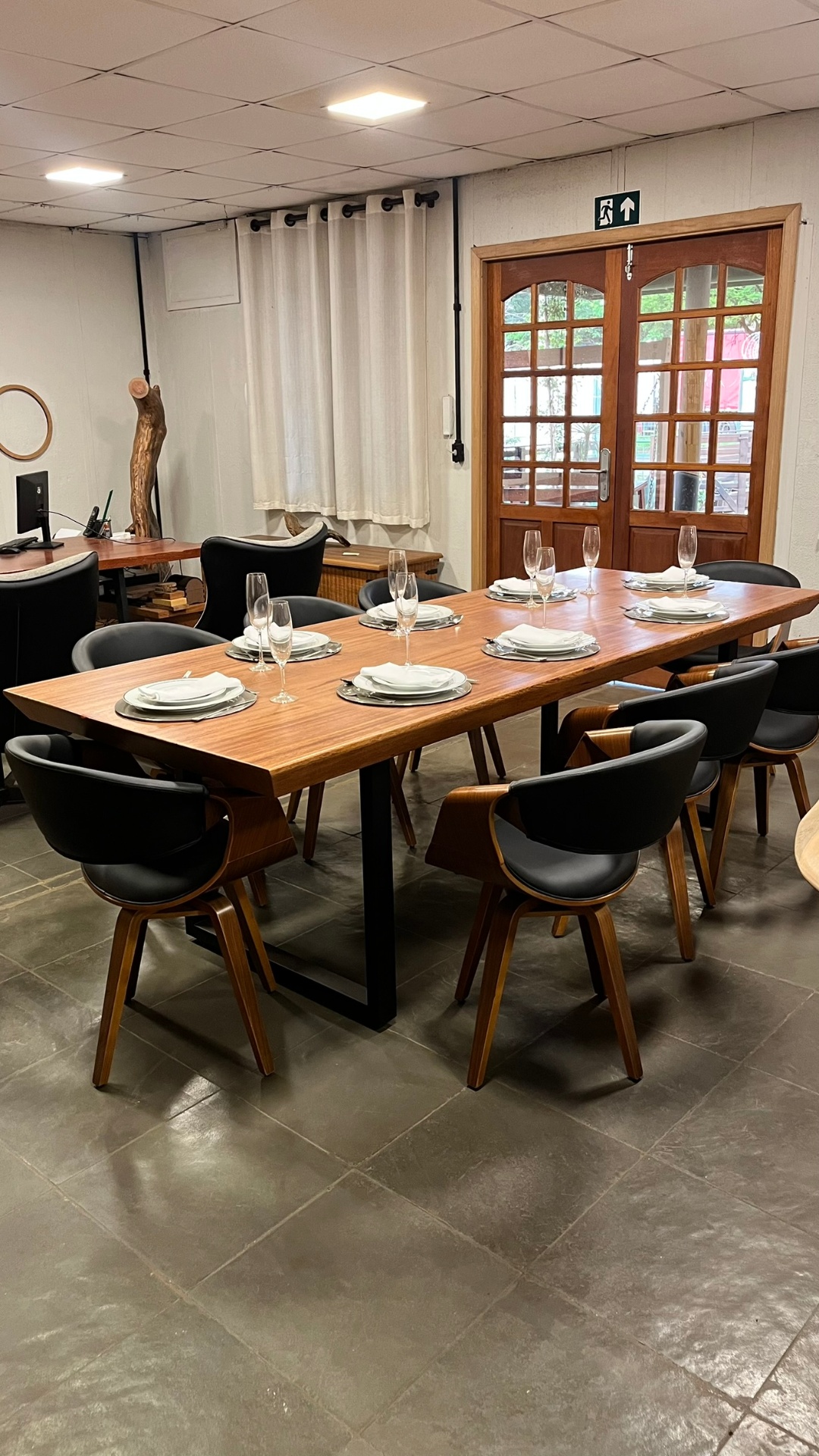 Mesa de jantar retangular em madeira maciça com base preta metálica