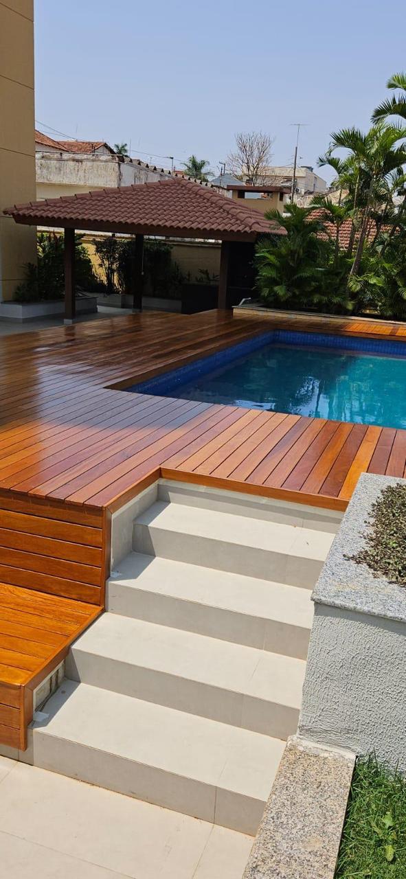 Deck residencial em cumaru