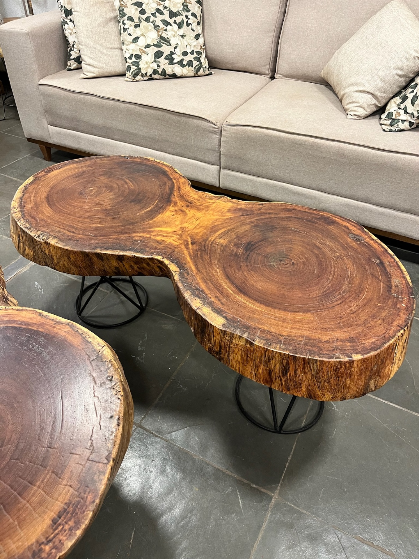 Mesa de centro em fatia dupla de tronco maciço