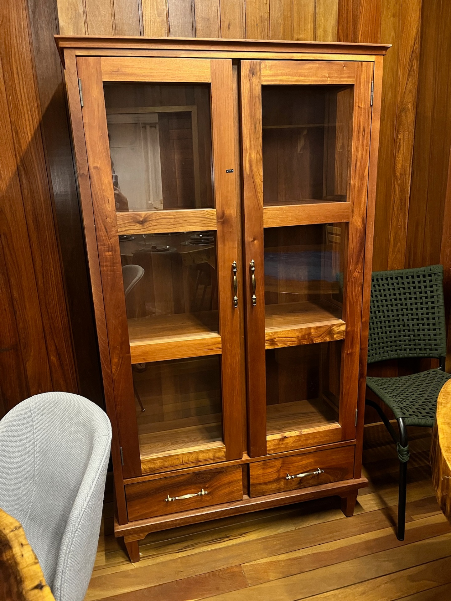 Cristaleira em madeira maciça com portas de vidro e gavetas