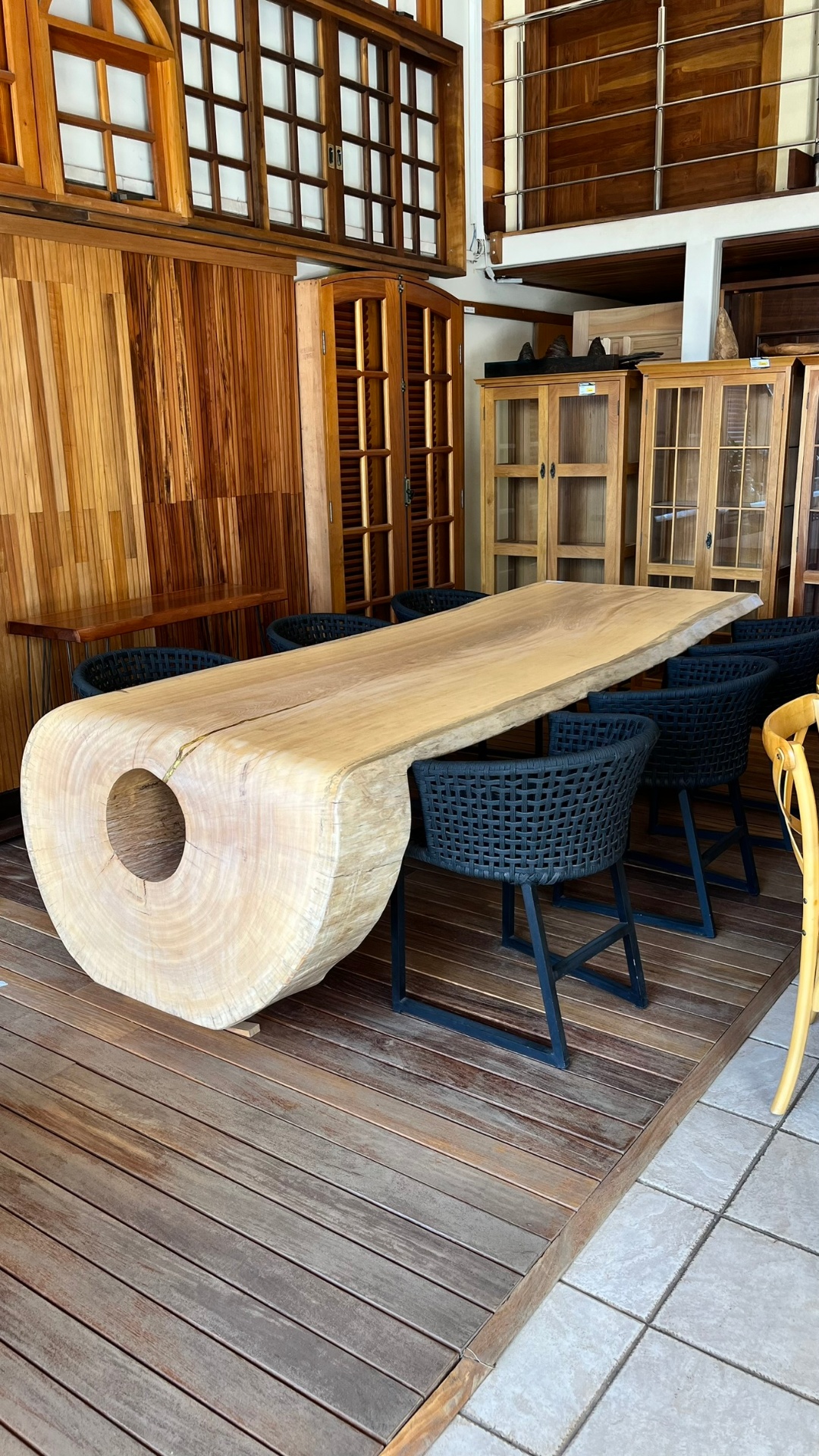 Mesa de jantar escultural com tronco maciço cortado