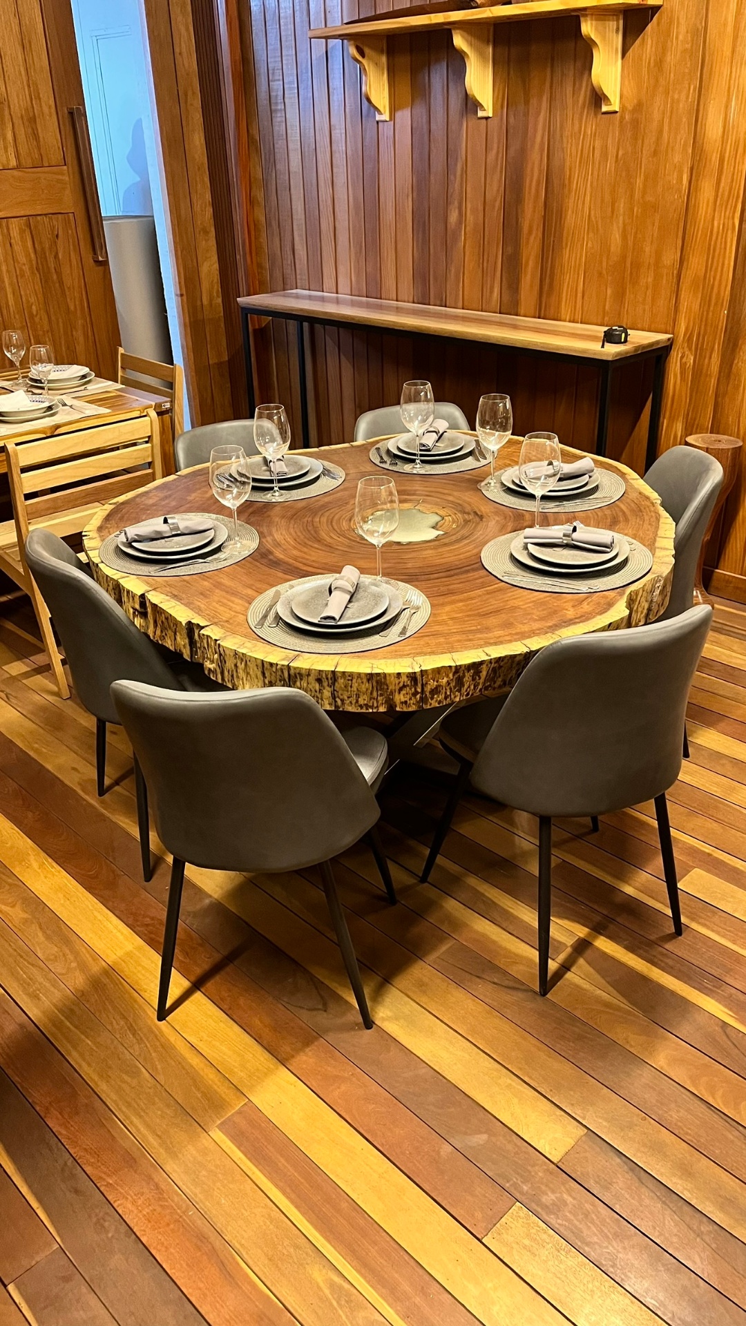 Mesa de jantar redonda em fatia de tronco com borda viva
