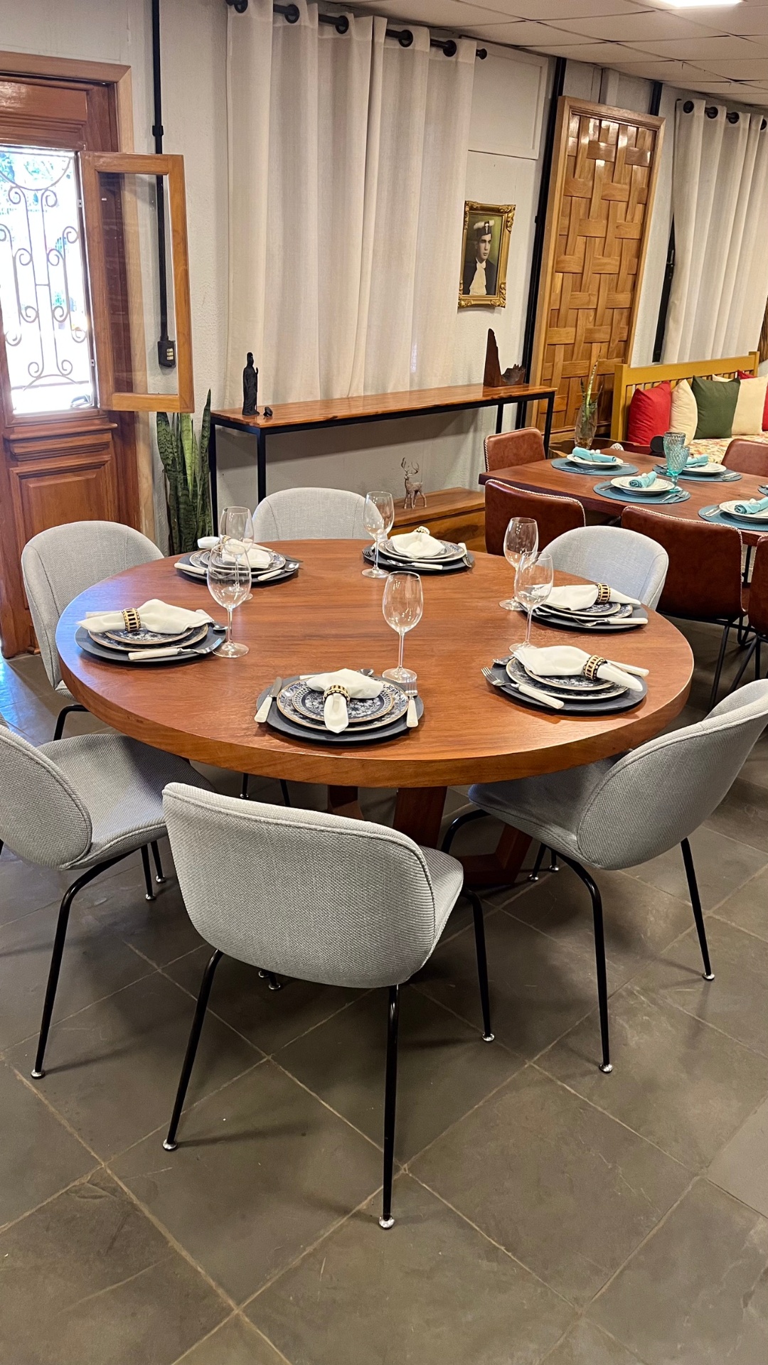 Mesa de jantar redonda em madeira maciça com base escultural
