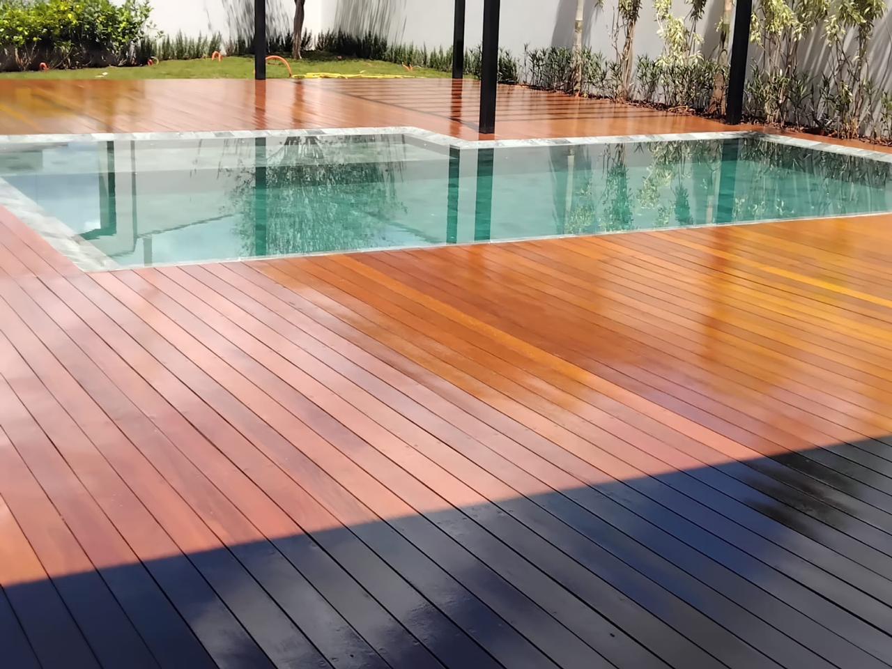 Deck integrado ao paisagismo